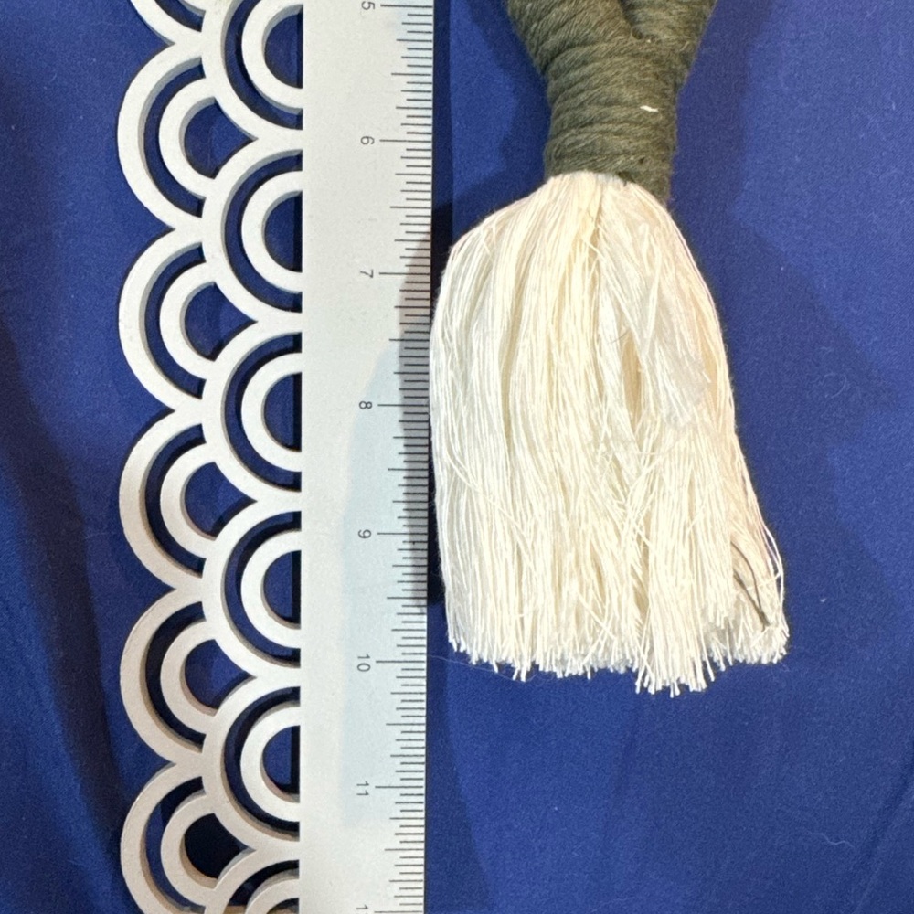Handcrafted macrame keychain - Picture 6 of 6